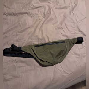 Green and Black Crossbody Baggu